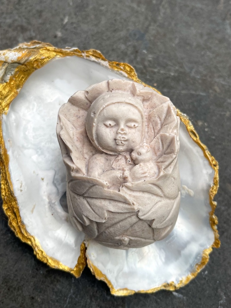Shampoobar with gold decorated oyster